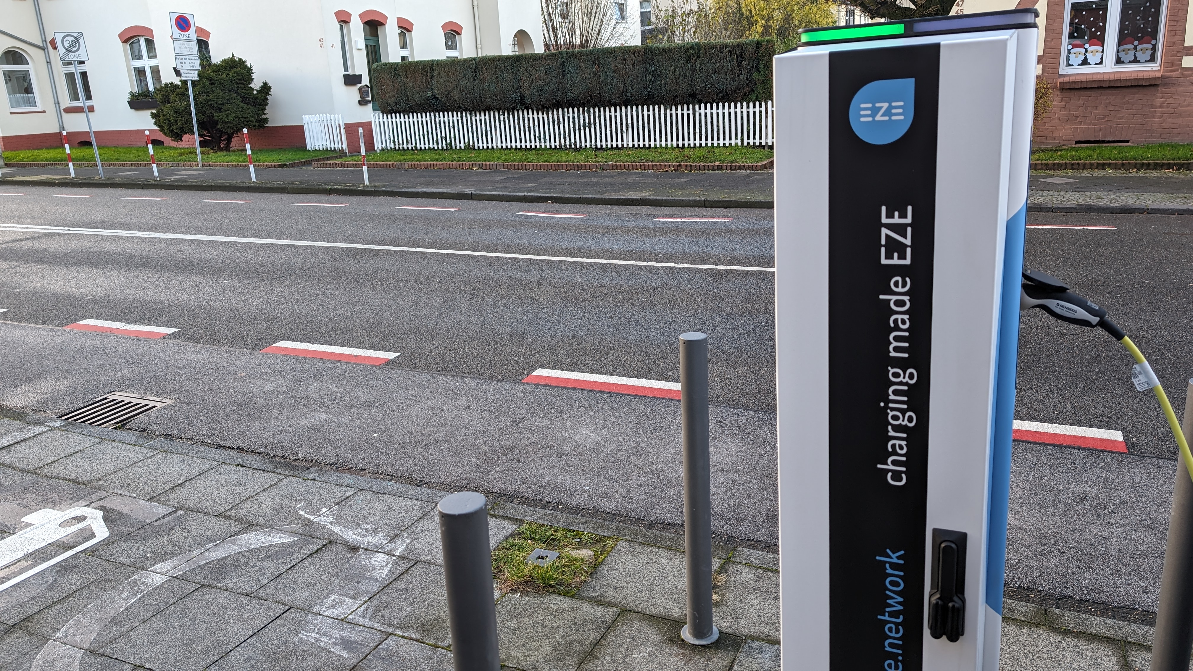 E-Ladesäule von EZE aufgestellt auf der Nobelstraße in Wiesdorf